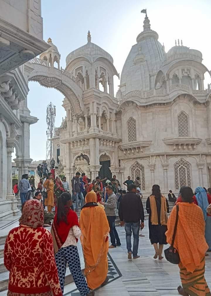 Prima Tappa: Vrindavan. Questo è un posto davvero magico, il luogo dove circa 5.000 anni fa trascorse l'infanzia Krishna, una delle divinità indiane più amate e popolari, considerato dai Vaishnava come Dio stesso. Questa cittadina è una è una delle destinazioni più importanti di pellegrinaggio per gli indù, il posto è meraviglioso. L'atmosfera è frizzante, lucente, Vrindavan è costellato di templi dove all'interno si canta e si balla in un'energia di grande gioia e vitalità.