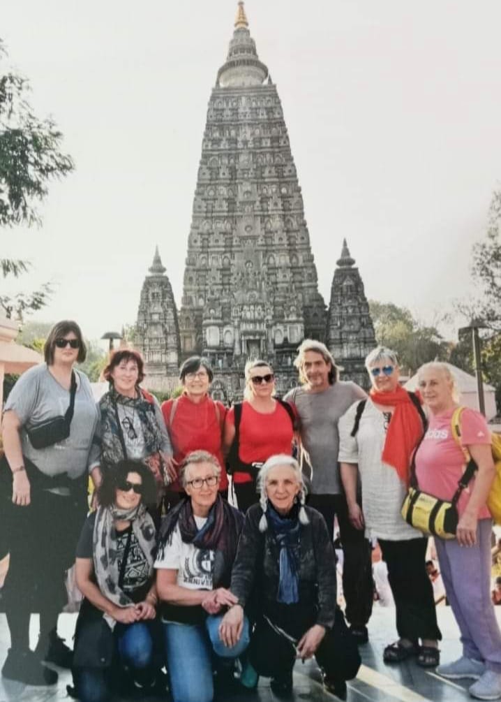 Terza Tappa: Bodgaya. Qui il principe Siddhartha Gautama, sotto l'albero della Bodhi, è diventato il Buddha. Nel punto dove è avvenuta l'illuminazione ancora oggi si erge un discendente di quell'albero, il quale si trova collocato all'interno dell'area in cui oggi sorge il Tempio di Mahabodhi che è alle nostre spalle. In questo posto c'è un'atmosfera e un'energia indescrivibile, un frammento importante della storia dell'umanità si trova qui.