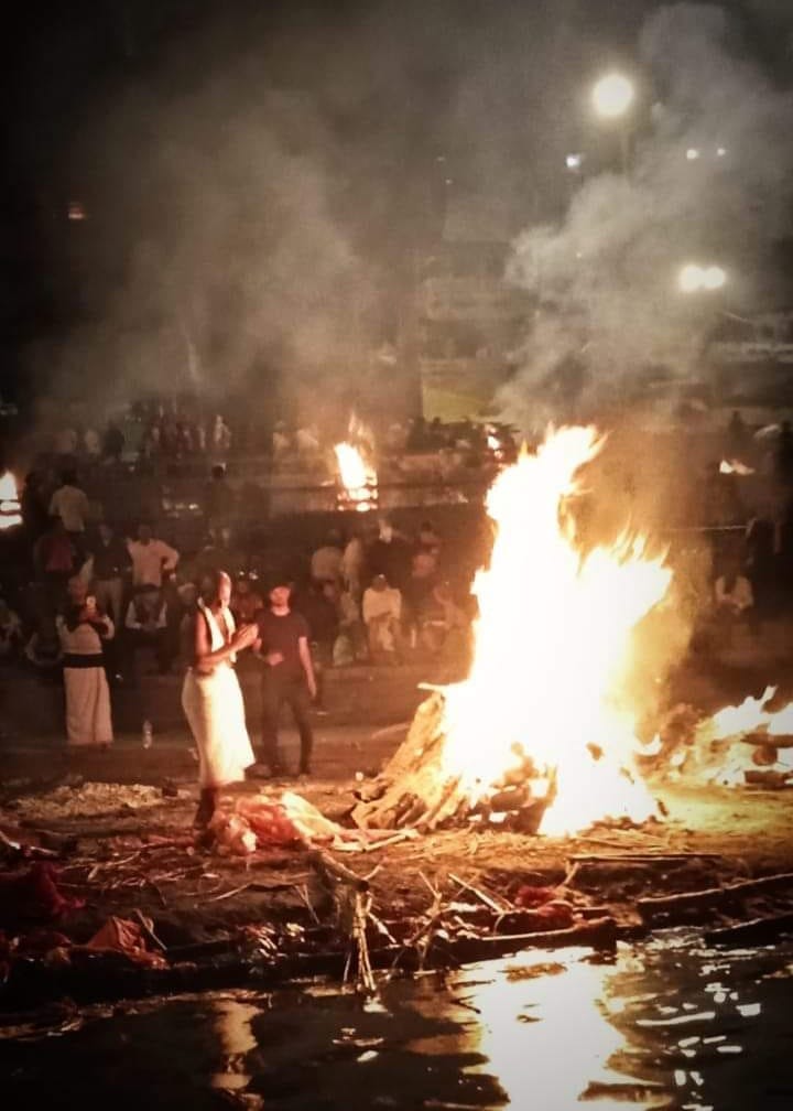 Quarta Tappa: Varanasi. Questa è la città più antica del mondo da sempre abitata, la capitale spirituale dell'India, l'ombelico del pianeta.  Qui si vive un'esperienza surreale, ogni giorno si assiste ai riti funebri che si celebrano sui Ghat, le gradinate sul fiume, quando al crepuscolo iniziano le cremazioni all’aperto sulla sua riva, Varanasi allora si accende di fuochi.Quarta Tappa: Varanasi. Questa è la città più antica del mondo da sempre abitata, la capitale spirituale dell'India, l'ombelico del pianeta.  Qui si vive un'esperienza surreale, ogni giorno si assiste ai riti funebri che si celebrano sui Ghat, le gradinate sul fiume, quando al crepuscolo iniziano le cremazioni all’aperto sulla sua riva, Varanasi allora si accende di fuochi.