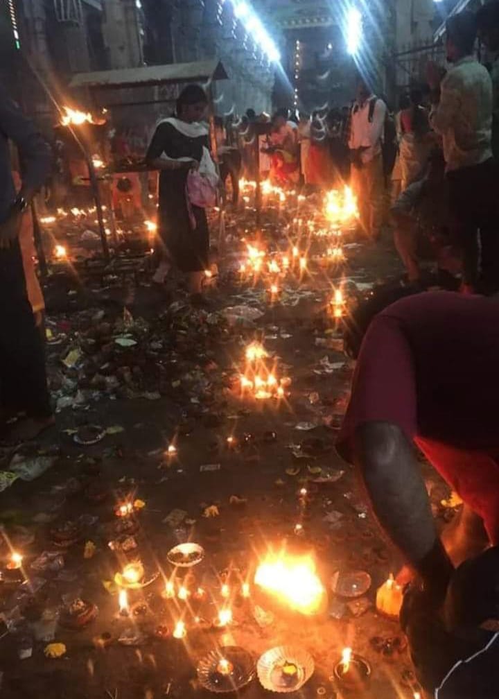 Quinta tappa: Tiruvannamalai. Siamo al quattordicesimo giorno di luna nuova, Krishna Paksha Chaturdashi, che cade nel mese di Phalguna (febbraio-marzo) e questo è il giorno di Maha Shivaratri “La grande notte di Shiva”. Uno spettacolo straordinario, la città è illuminata di fuochi e fiamme di candele, l'energia è alle stelle.