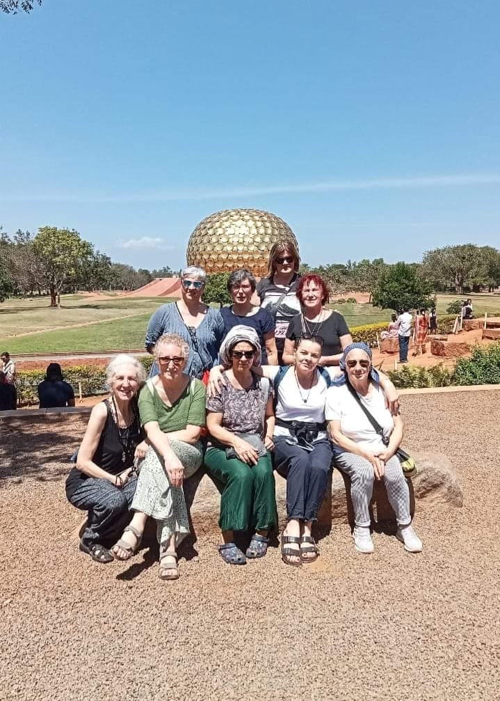 Settima tappa: Auroville. Auroville è una visione del maestro Sri Aurobindo e la Merè, una mistica francese sua controparte femminile e nasce come una società libera e spirituale del futuro. Auroville è una visione del maestro Sri Aurobindo e la Merè, una mistica francese sua controparte femminile e nasce come una società libera e spirituale del futuro. La cosiddetta “città dell’aurora”, che si sviluppa a spirale come una galassia, vuole diventare un punto di riferimento per lo sviluppo ecosostenibile e l’innovazione sociale indiana e del mondo. Al centro di questa galassia c'è il Matramandir, una costruzione per la meditazione, un'architettura marziana, dove al centro della sala un'enorme sfera di cristallo proietta la luce naturale che come una colonna scende dall'alto.