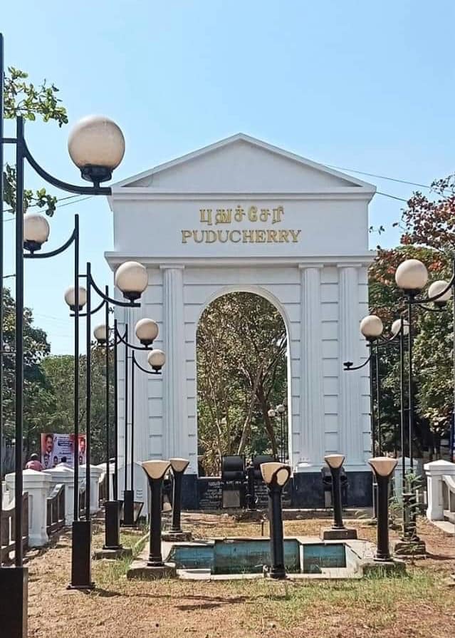 Sesta Tappa: Pondicherry. La città è stata un insediamento coloniale francese fino al 1954, mentre oggi è un territorio dell'Unione ospitato all'interno dello stato del Tamil Nadu, nel Sudest dell'India. La sua eredità francese è ben visibile nel quartiere francese, caratterizzato da strade alberate, ville coloniali color senape e boutique di classe. Auroville si trova subito attaccato, 5 km, o meglio ne fa parte. Sosteremo qui la notte, pronti il giorno seguente a entrare nel Tempio Matrimandir di Auroville e meditare davanti al grande globo di cristallo.