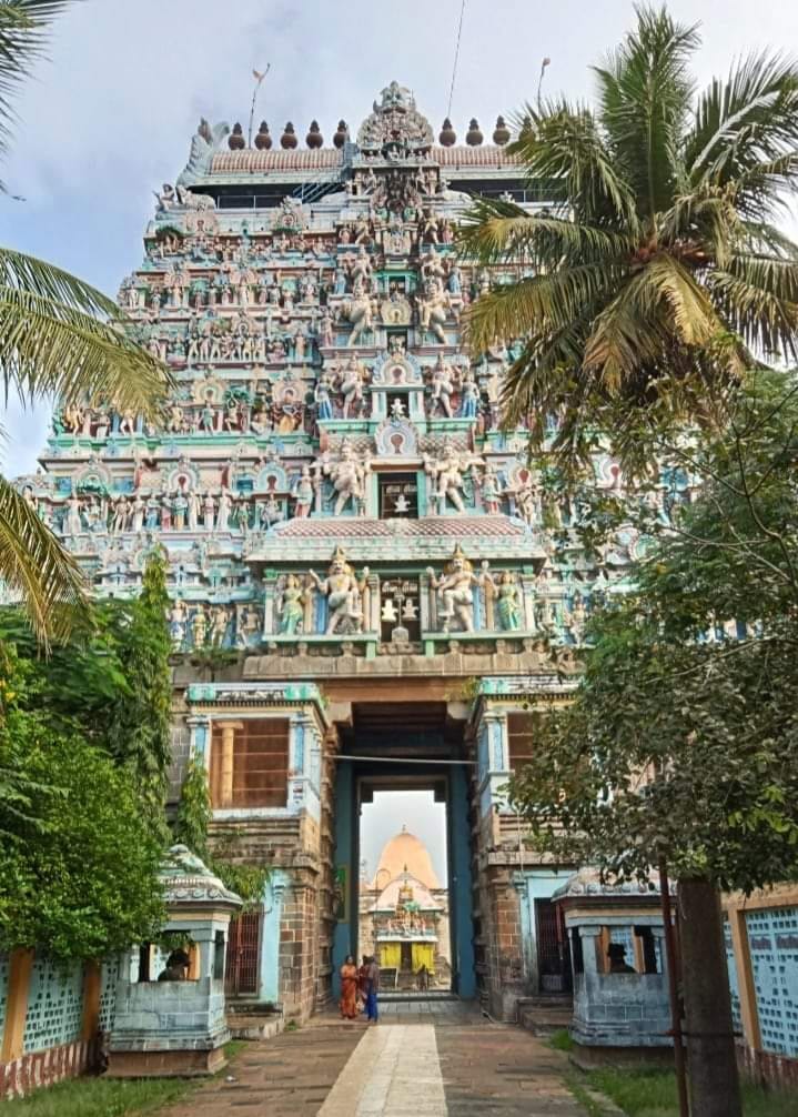 Quinta Tappa: Chidambaram. Dedicato a Nataraja, Shiva quale Danzatore Cosmico creatore e distruttore degli universi, questo tempio si trova nella città di Chidambaram ed è il quarto Pancha Bhoota, Elemento Etere. La leggenda narra che proprio qui, Shiva, richiamato da tre asceti da anni in meditazione, abbia danzato per loro e tutt'ora stia danzando in questa area circondata ora dal tempio.  Il tempio custodisce il lingam, simbolo fallico, conosciuto come il cosiddetto “segreto di Chidambaram”, un lingam trasparente che viene custodito nel cuore del tempio, nella Cit Sabha (sala della conoscenza). Accanto a questa, nella Kanaka Sabha (“sala d’oro”), si trova invece un lingam di cristallo che viene venerato ogni giorno con una puja alla quale abbiamo assistito affascinati, un'ora di pura alchimia di suoni, mantra, fuoco, acqua, cenere, fiori, latte, olii, legni, riso, e altri materiali. Tra le maglie del rituale dei sacerdoti c'è davvero un mondo misterioso.