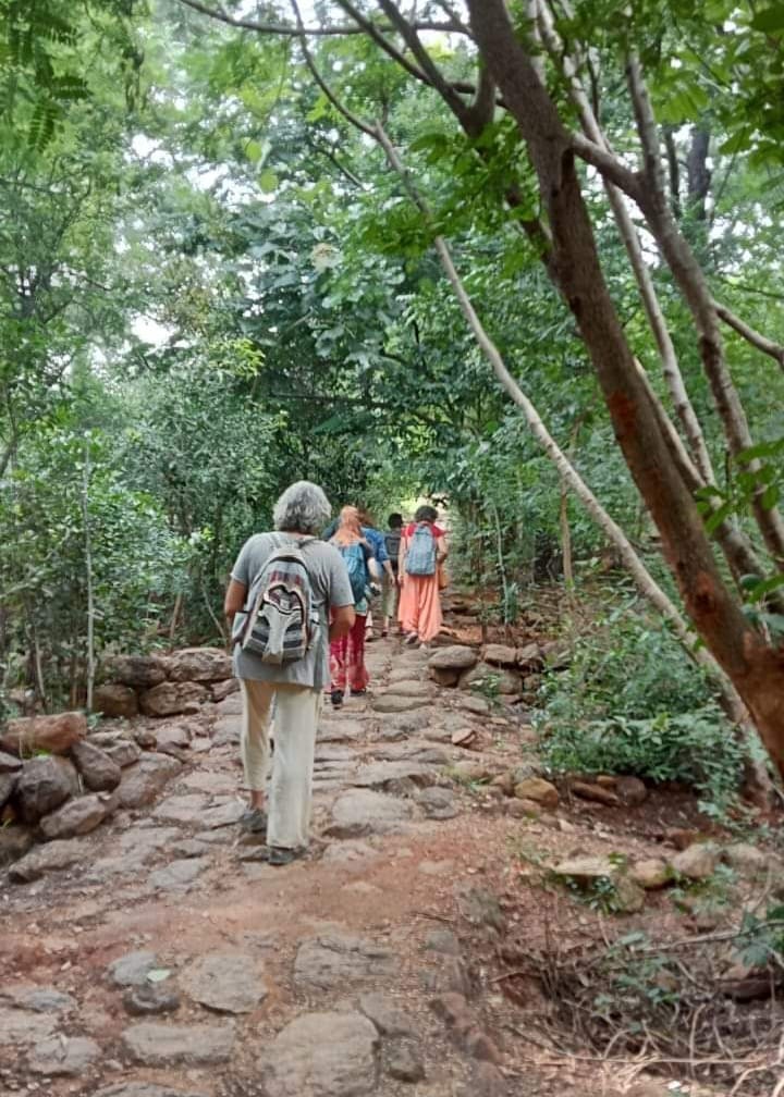 Sesta Tappa: Tiruvannamalai. Ieri nel tardo pomeriggio siamo arrivati a Tiruvannamalai, ultimo dei Pancha Bhoota, i Cinque Templi degli Elementi, il Fuoco, e sede del Deepam, l'accensione della Fiamma Ancestrale sulla cima della montagna Arunachala La giornata di oggi è stata dedicata alla camminata sulla montagna. È un sentiero in mezzo alla foresta bellissimo e porta alle due grotte dove il veggente Ramana Maharshi, ha vissuto assorto in meditazione tanti anni: 7 in una e 17 nell'altra.   Domani invece è il grande giorno del Deepam, la luna piena si troverà in congiunzione con le Pleiadi e il fuoco verrà acceso sulla cima della montagna all'ora del tramonto.