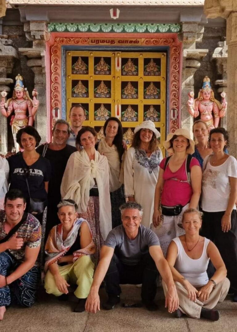 All'interno del tempio Sri Ranganathaswamy. Quella che sta alle nostre spalle è la leggendaria "Porta di Vaikuntha", o Porta del Paradiso, oltre la quale si trova il regno degli dei.