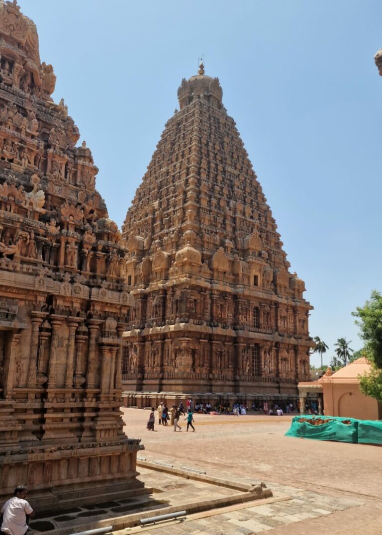 Questo è il tempio Brihadeshvara di Thanjavur, dedicato a Shiva un colosso in granito di 66 metri. A differenza delle torri degli altri templi, questi sono Vimana, che si dice trattarsi di veicoli per l'ascesa al cielo delle anime, nonché riproduzione delle famigerate "macchine volanti" che il poema epico “Mahabharata” descrive come utilizzo tattico in guerre campali, con il lancio di "proiettili sfolgoranti che vaporizzano le creature seminando il panico". L'antico poema, oltre 2000 anni, narra le vicende del monarca Salva che, desideroso di annientare la città di Krishna, ottiene dall’architetto di un altro sistema planetario un portentoso Vimana. Il re bombarda inizialmente dall’alto e utilizza in seguito un’arma capace di manipolare le condizioni atmosferiche, ma alla fine Krishna otterrà la sua vittoria fronteggiando in cielo Salva grazie a "un missile ad ultrasuoni che uccide all’istante"...